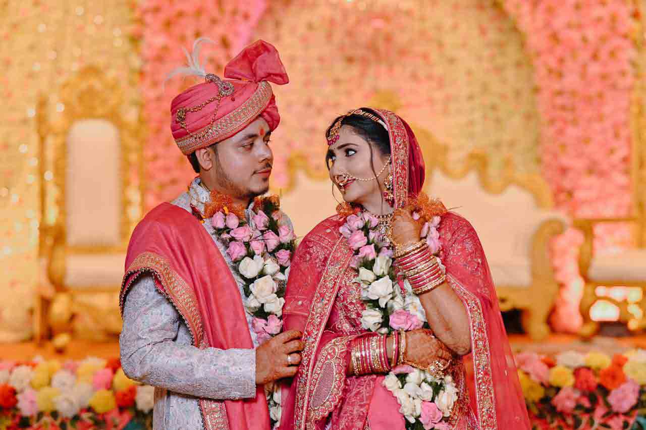 how to pose naturally for wedding pictures